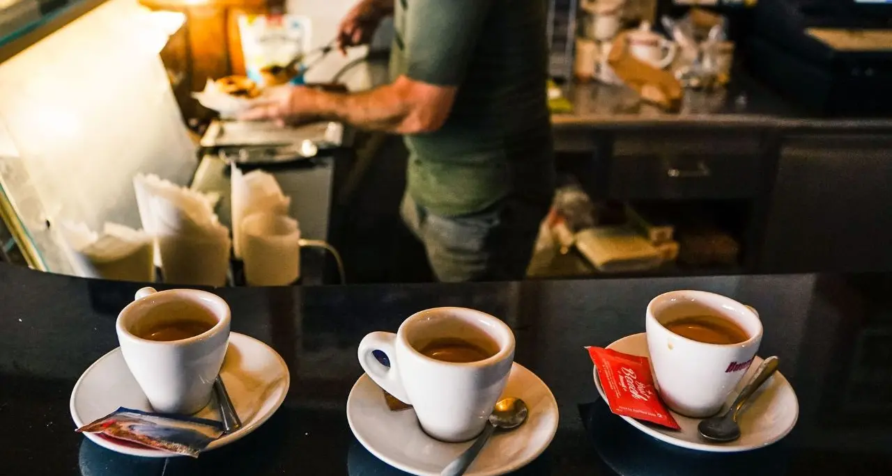 La tazzina diventa un lusso, caffè fino a 2 euro: stangata del 24% in cinque anni\n