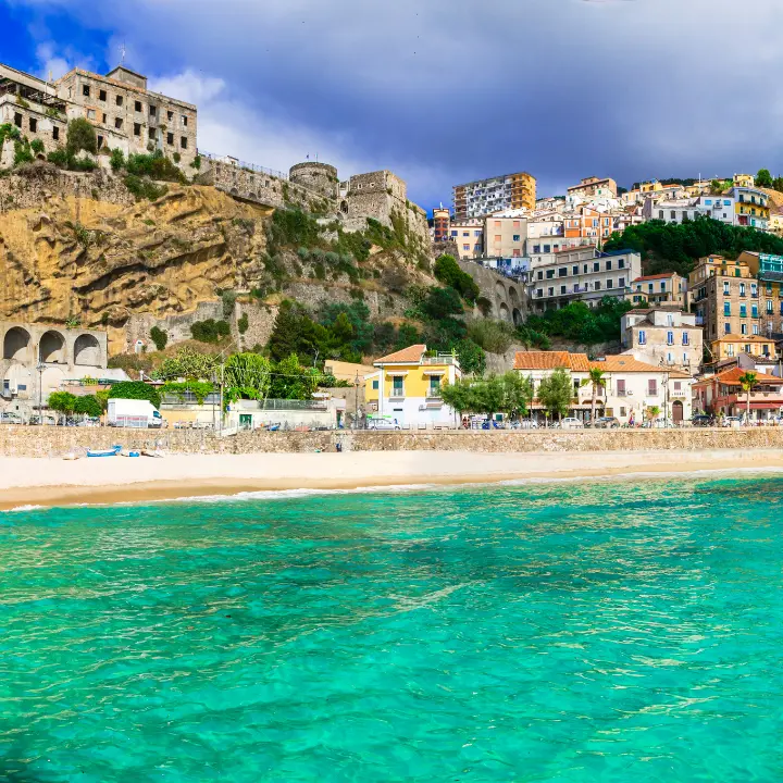 Pizzo sfiora le 350mila presenze, il turismo spinge anche a fine agosto: boom di affitti brevi e case vacanza\n