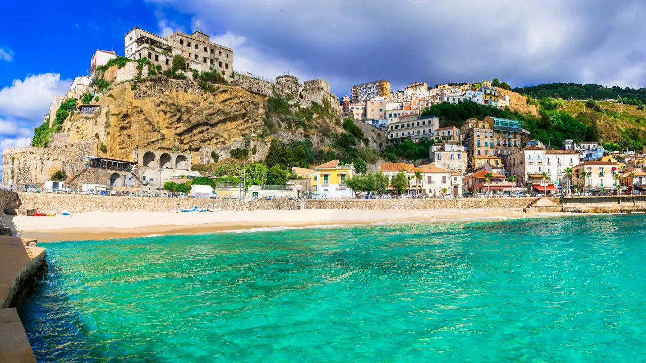 Pizzo sfiora le 350mila presenze, il turismo spinge anche a fine agosto: boom di affitti brevi e case vacanza\n