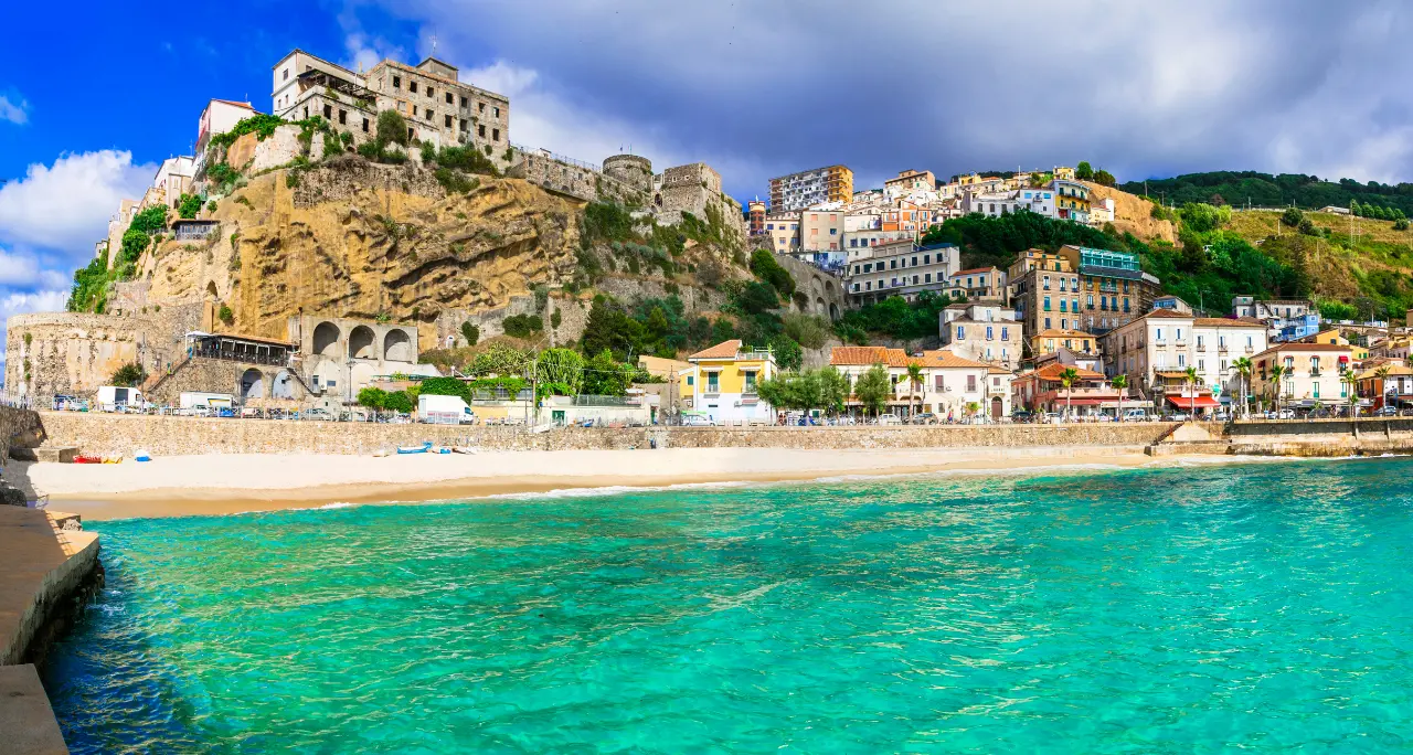 Pizzo sfiora le 350mila presenze, il turismo spinge anche a fine agosto: boom di affitti brevi e case vacanza\n