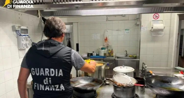 Carenze igienico sanitarie in un ristorante a Marina di Gioiosa Ionica, sequestrati 91 chili di pesce e titolare multato\n