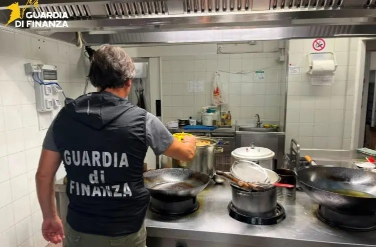Carenze igienico sanitarie in un ristorante a Marina di Gioiosa Ionica, sequestrati 91 chili di pesce e titolare multato\n
