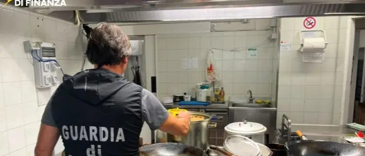 Carenze igienico sanitarie in un ristorante a Marina di Gioiosa Ionica, sequestrati 91 chili di pesce e titolare multato\n