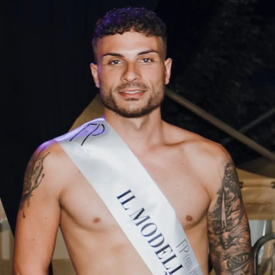 Mister Italia, il cosentino Gerardo Malagrinò conquista la fascia di “Modello d’Italia”\n\n\n