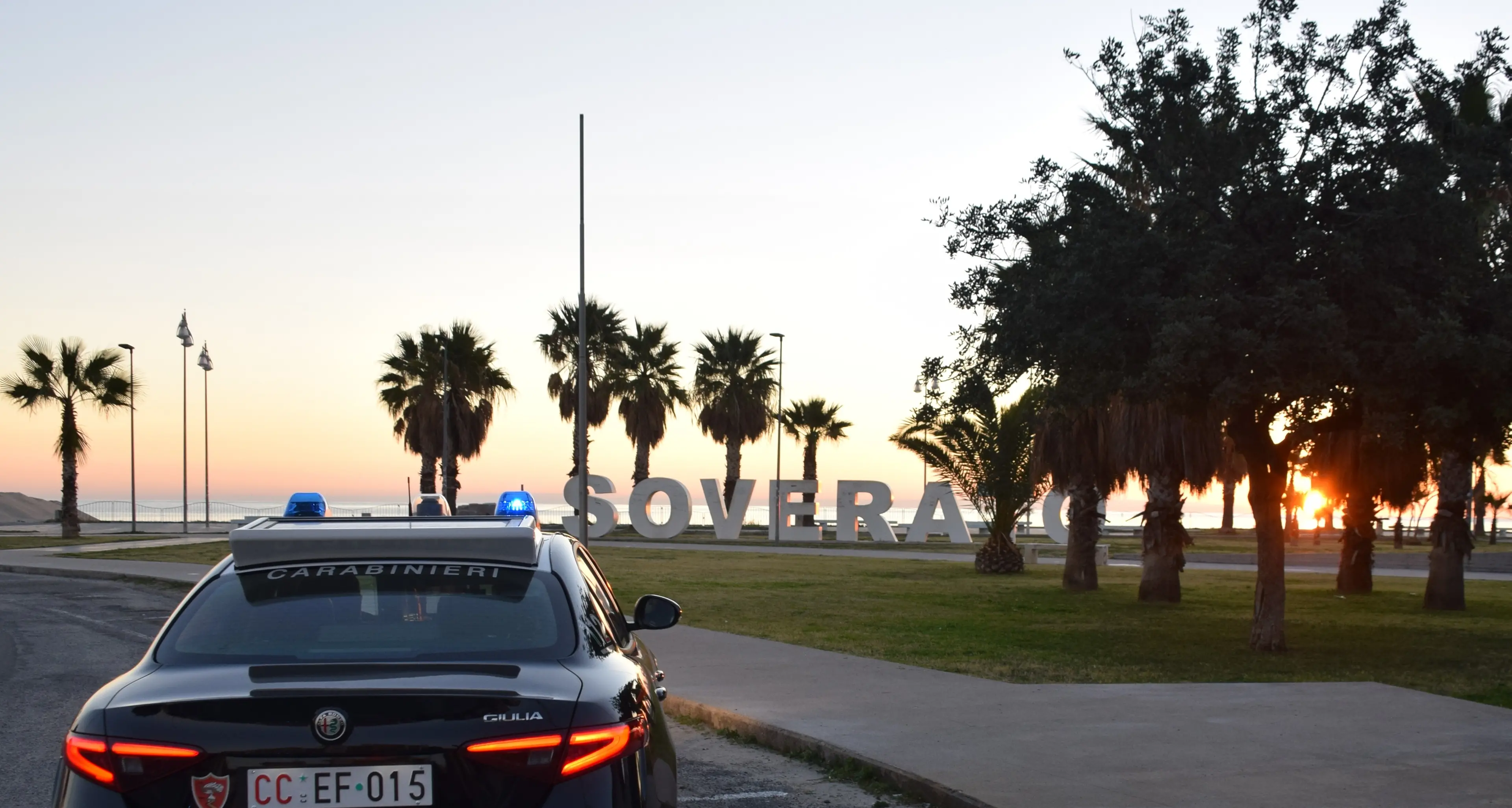 Controlli di fine estate nel Soveratese:\u00A087 persone identificate, 5 patenti ritirate e sanzioni per oltre 3.800 euro\n
