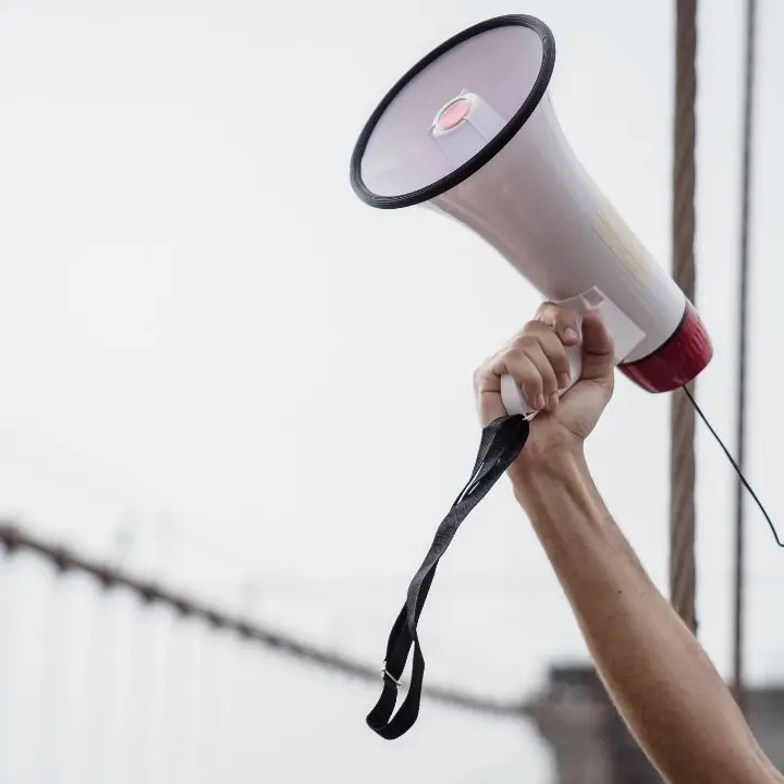 L'invito a vergognarsi: la\u00A0massima offesa politica che oggi non turba più nessuno\n