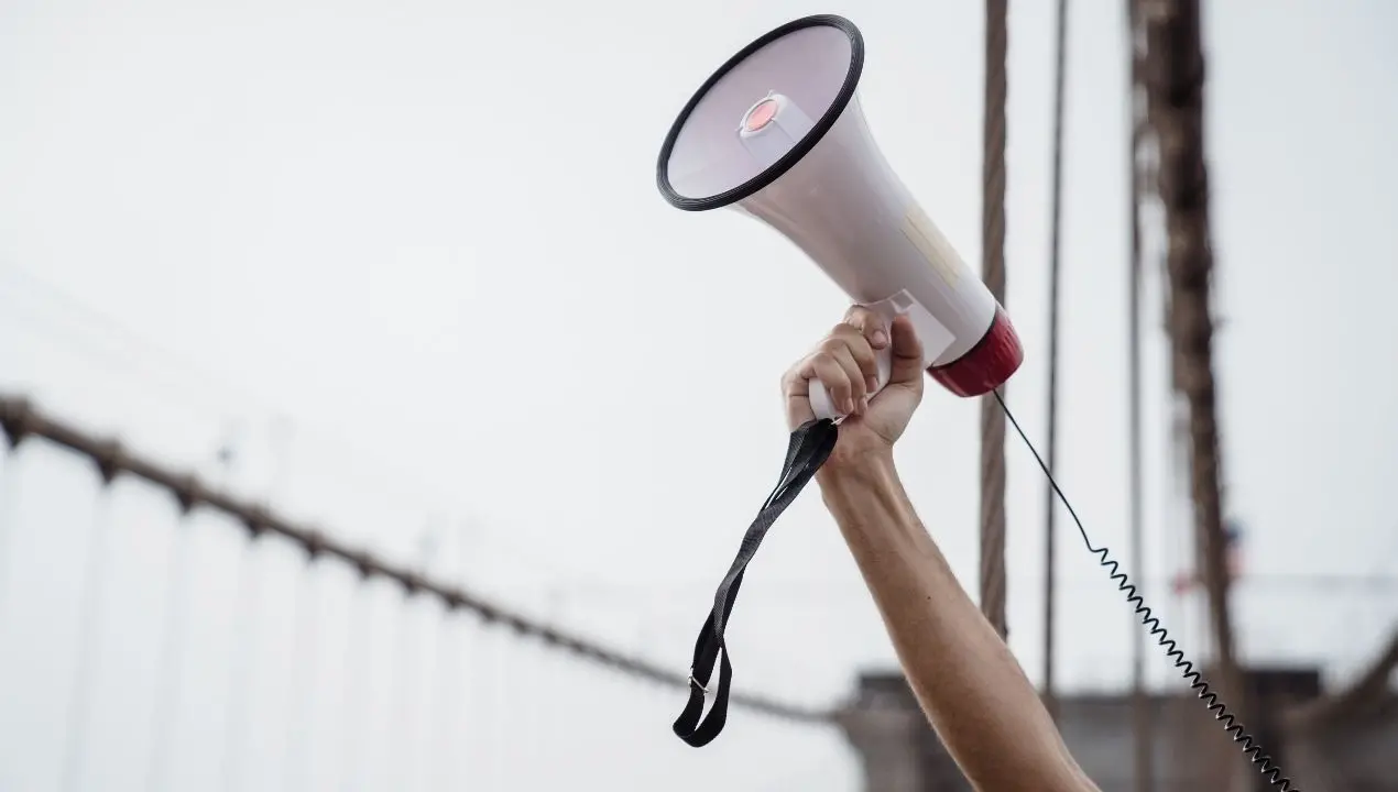 L'invito a vergognarsi: la\u00A0massima offesa politica che oggi non turba più nessuno\n