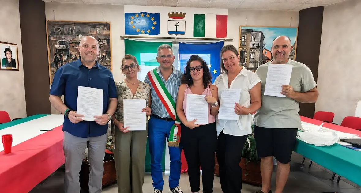 Cinque lavoratori ex TIS assunti a tempo indeterminato dal Comune di Cicala
