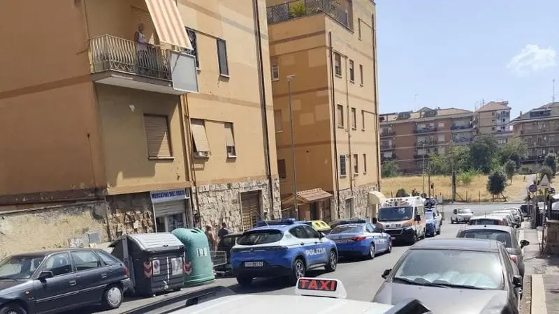 Roma, 16enne arrestato per la morte della madre: l’avrebbe aggredita in casa e poi chiamato il 112