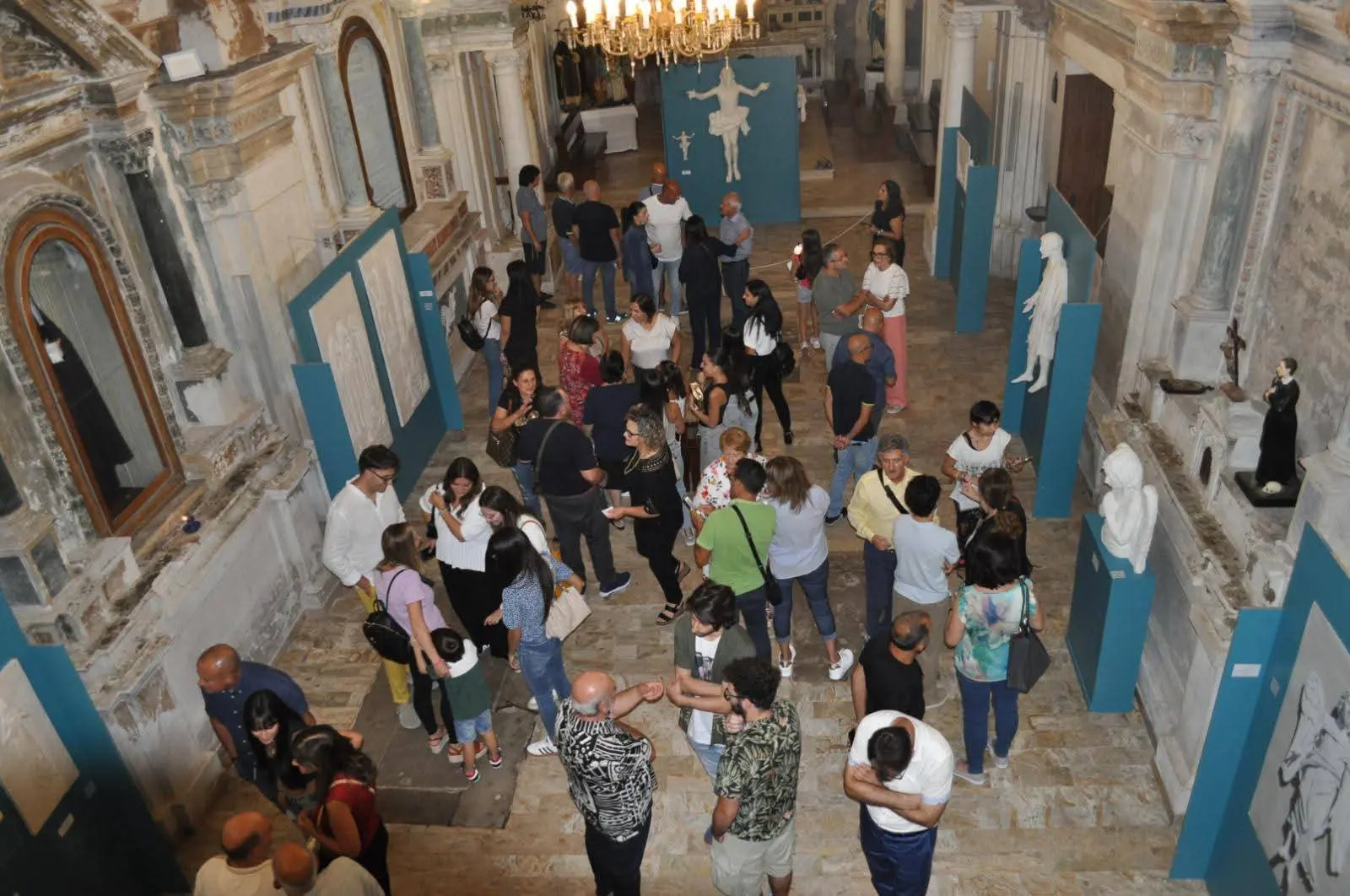 San Costantino Calabro si accende con Lumera: un mese di fotografia,\u00A0arte e\u00A0memoria tra i\u00A0vicoli trasformati in museo\n