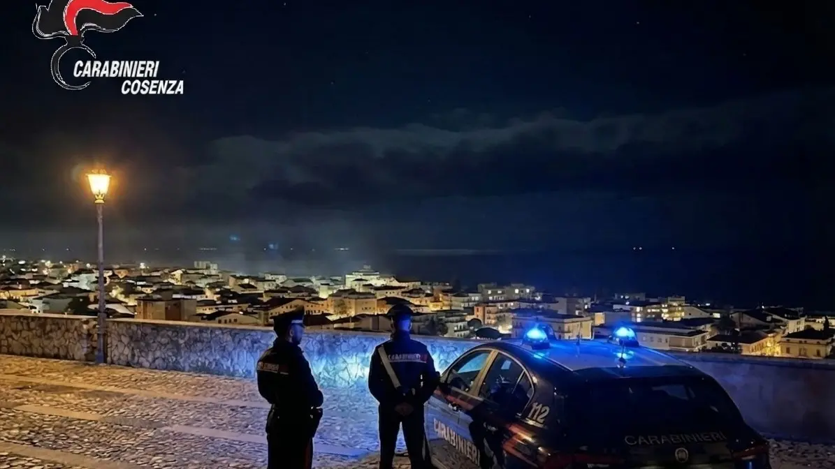 <p>Carabinieri impegnati nei controlli serali davanti ai locali di Amantea</p>\\n