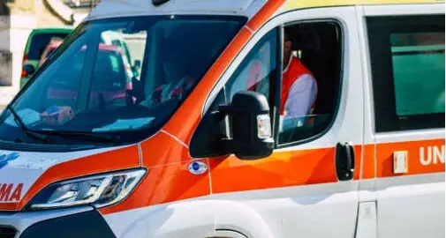 Piacenza, corriere muore per un malore durante una consegna: oggi scadeva il suo contratto\n