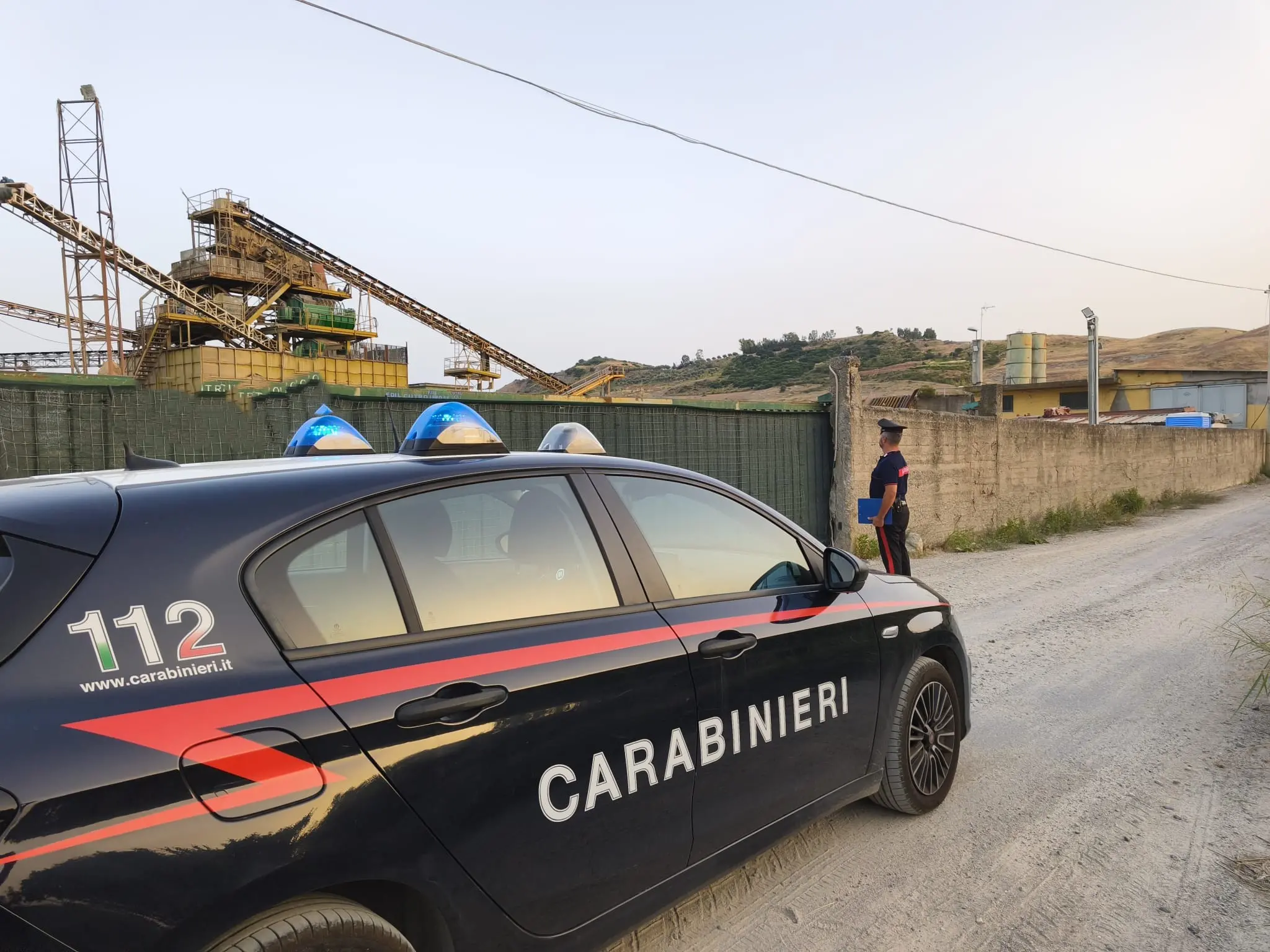 Scarico illecito nel torrente Soveria Simeri: denunciata l'amministratrice di un impianto di inerti\n