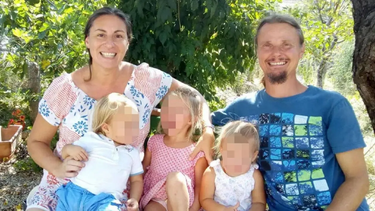 Famiglia nel bosco, via libera del Tribunale al ricongiungimento ma sarà un percorso a tappe\n