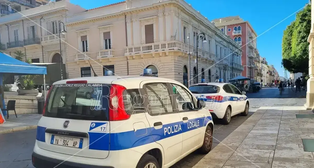 Fiamme in località Trizzino, la polizia\u00A0locale di Reggio mette in sicurezza l’area e salva\u00A0una signora novantenne\n