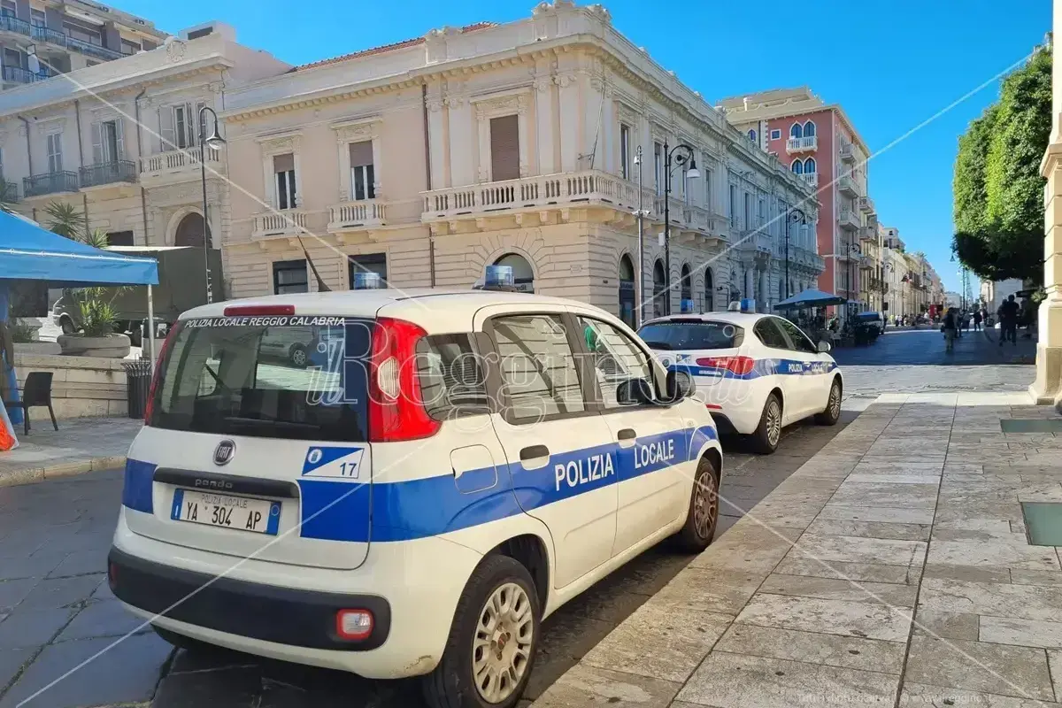 Fiamme in località Trizzino, la polizia\u00A0locale di Reggio mette in sicurezza l’area e salva\u00A0una signora novantenne\n