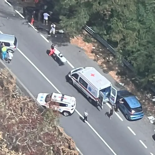 Grave incidente a Guardia Piemontese, scontro frontale tra due auto: un ferito in codice rosso\n