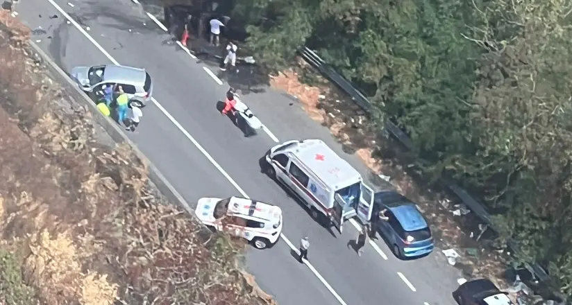 Grave incidente a Guardia Piemontese, scontro frontale tra due auto: un ferito in codice rosso\n