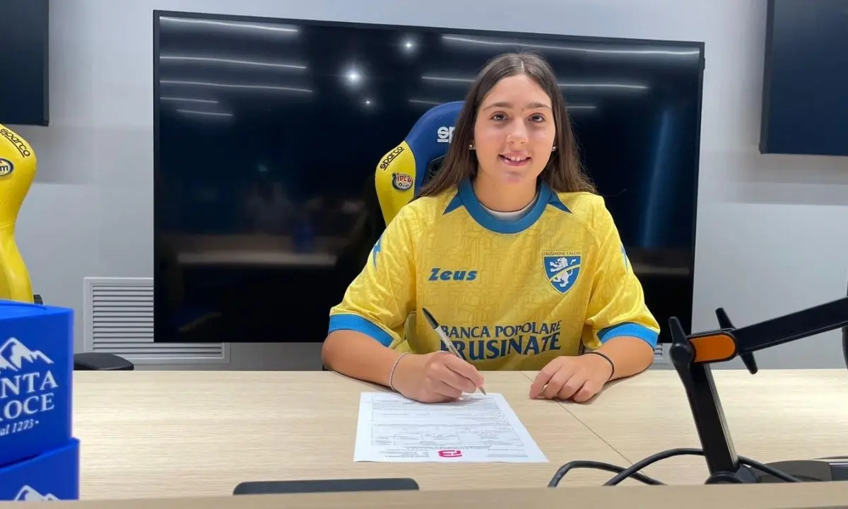 Calcio femminile, la giovane Chiara Tiesi firma con il Frosinone fino al 2027\n
