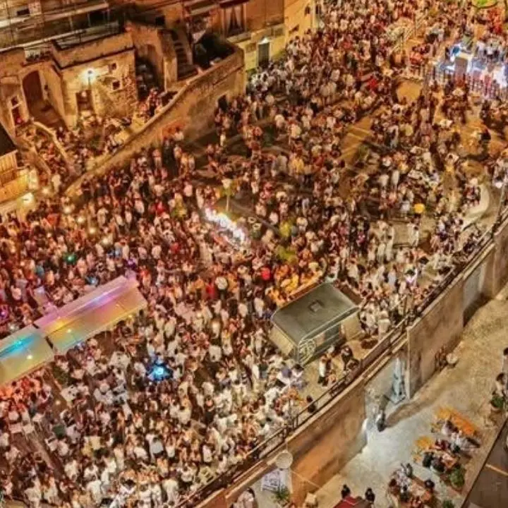 San Lucido saluta l’estate con lo spegnimento delle luci di Via dei Lampadari
