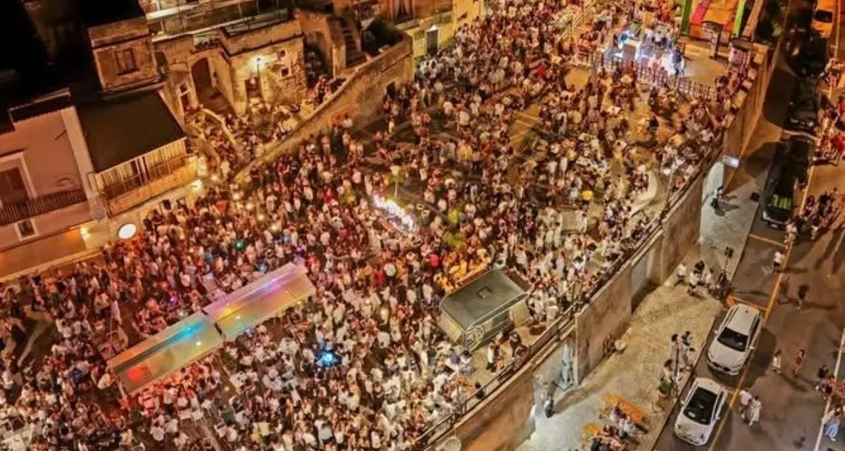 San Lucido saluta l’estate con lo spegnimento delle luci di Via dei Lampadari