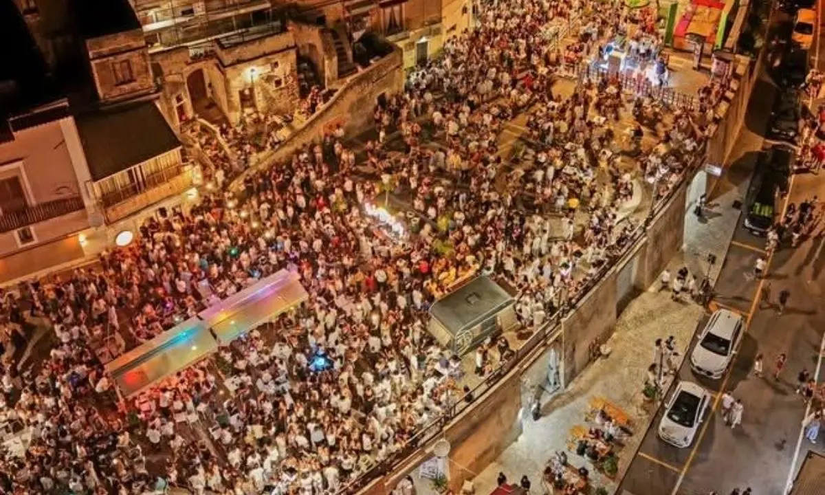San Lucido saluta l’estate con lo spegnimento delle luci di Via dei Lampadari