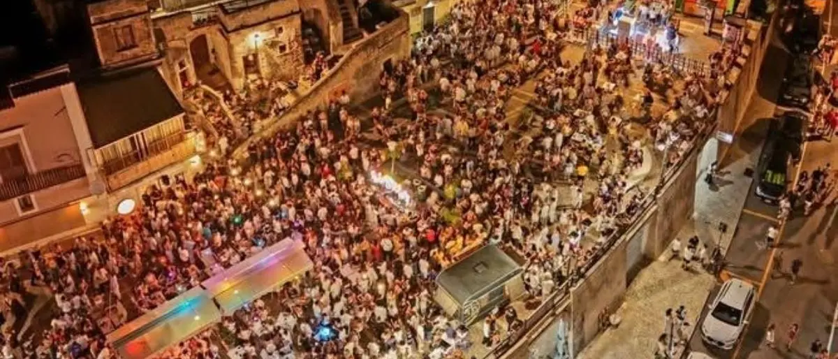 San Lucido saluta l’estate con lo spegnimento delle luci di Via dei Lampadari