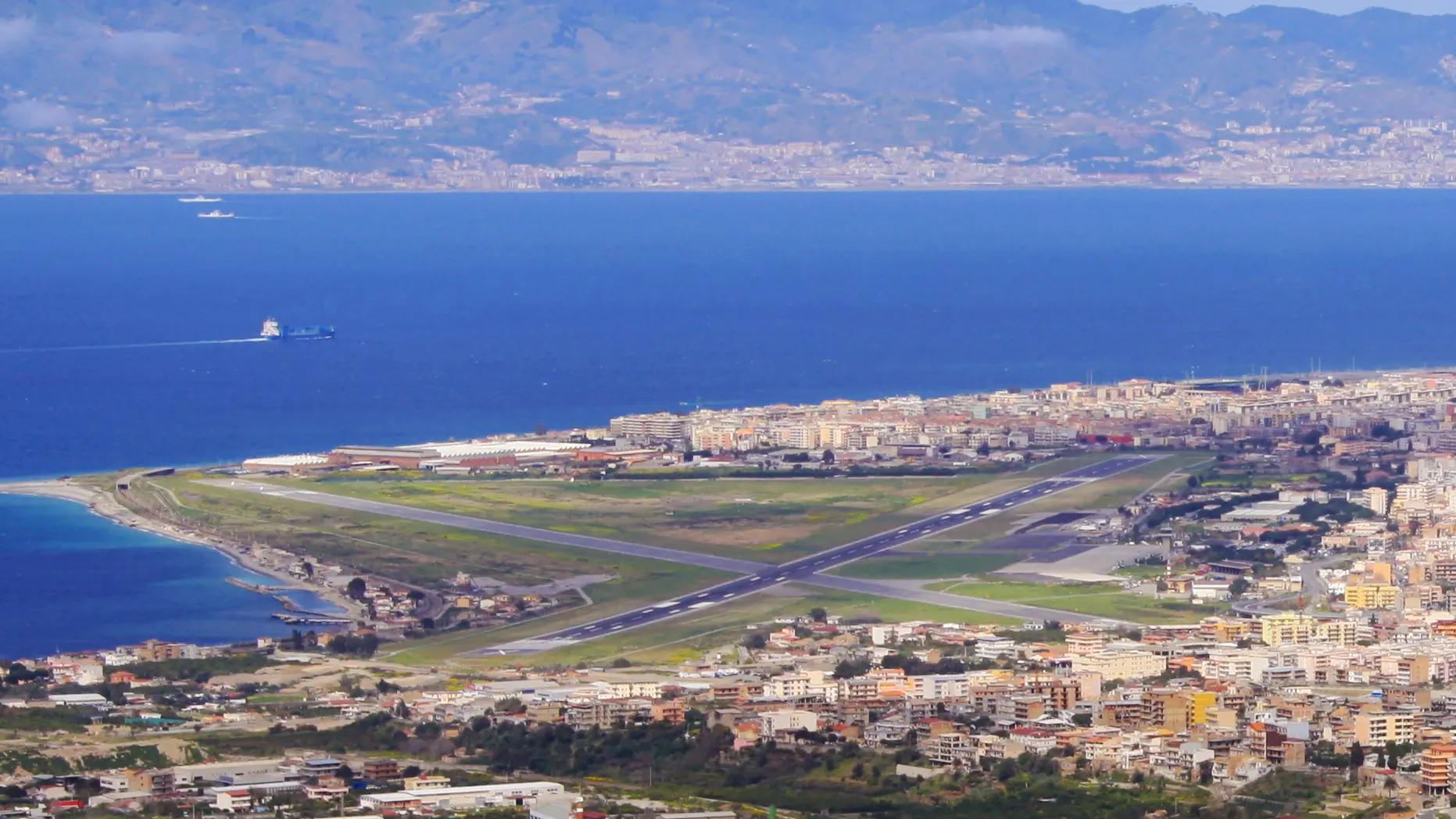 <p>La pista dell'Aeroporto di Reggio Calabria</p>\\n