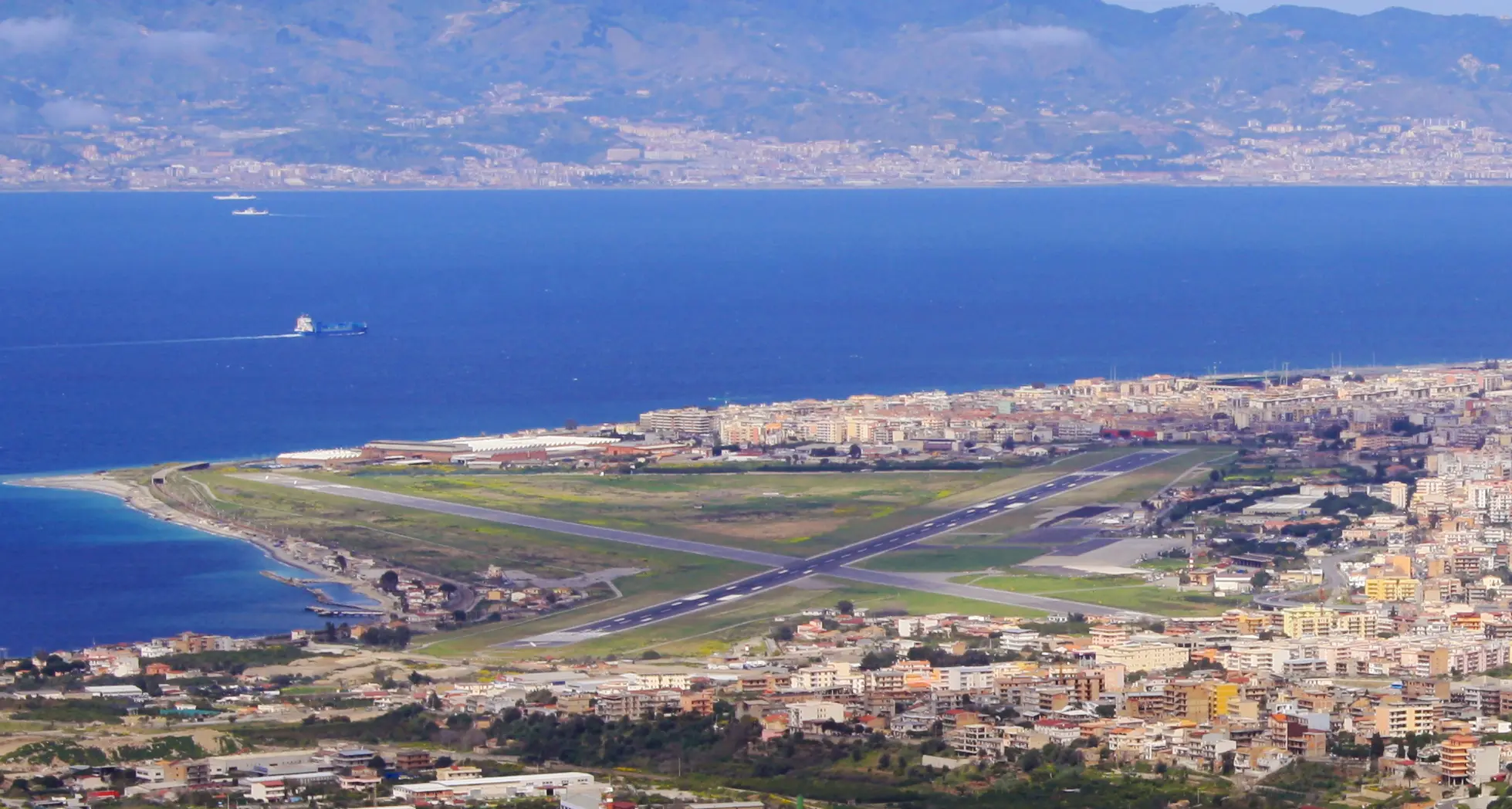 Aeroporto di Reggio Calabria, perché Ryanair cambia le rotte in inverno: la politica non c’entra con la stagionalità\n