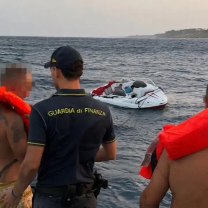 Isola Capo Rizzuto, barca rischia di affondare: salvati dalla Gdf sette diportisti\n