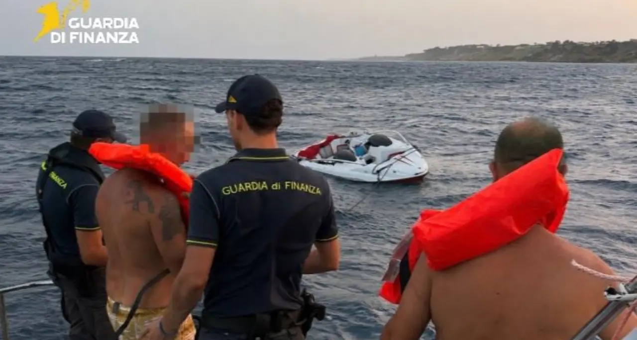 Isola Capo Rizzuto, barca imbarca acqua e si ribalta: salvati dalla Gdf sette diportisti\n