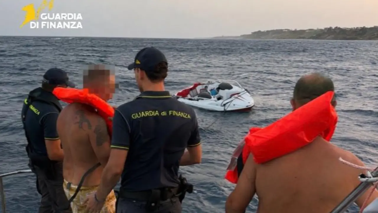 Isola Capo Rizzuto, barca imbarca acqua e si ribalta: salvati dalla Gdf sette diportisti\n