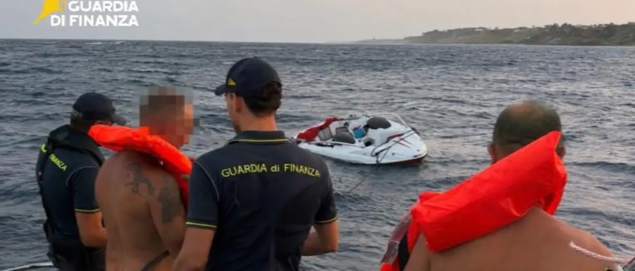 Isola Capo Rizzuto, barca rischia di affondare: salvati dalla Gdf sette diportisti\n