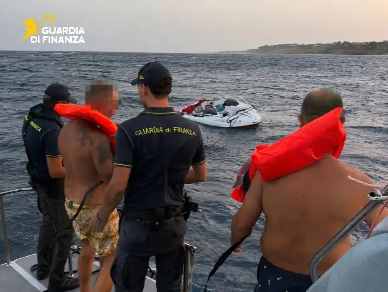 Panico sullo Jonio: natante si ribalta La Finanza porta in salvo sette persone