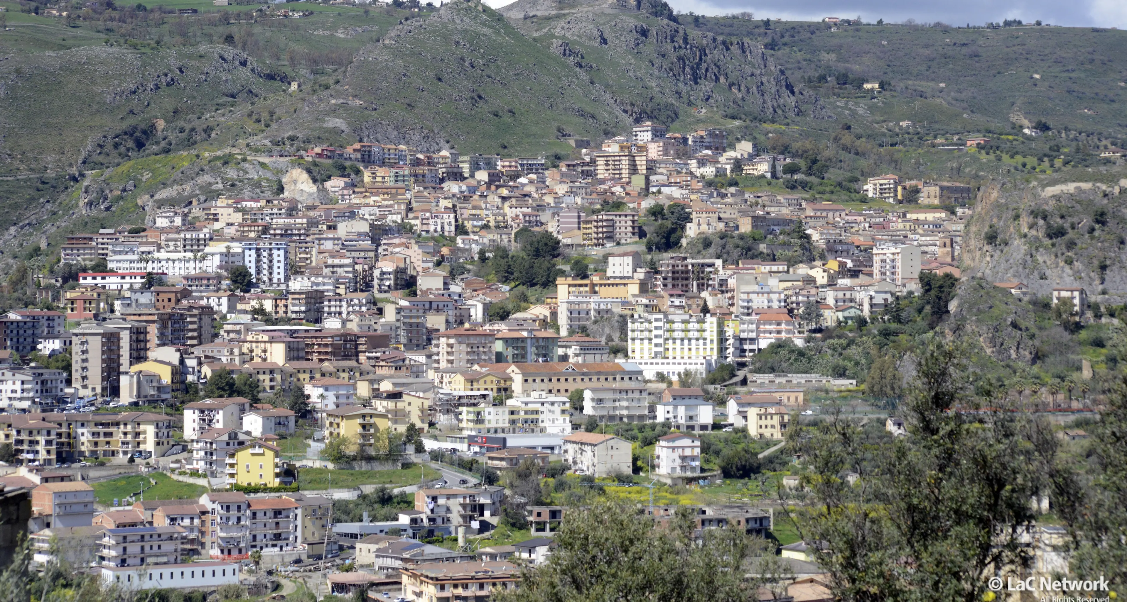 Blitz anti-caporalato a Cassano, forze dell’ordine setacciano la città\n
