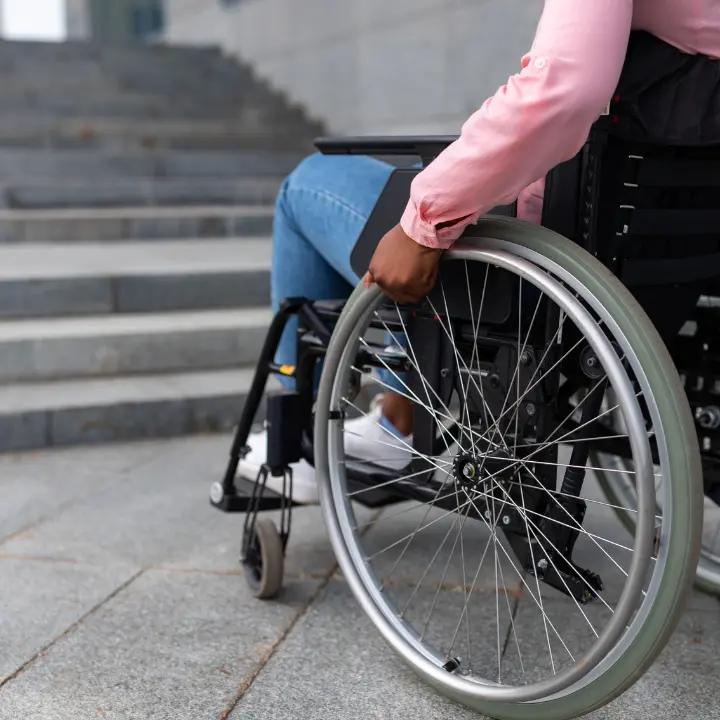 <p>In Calabria scuole poco accessibili per gli alunni con disabilità: male ascensori, porte e servizi igienici. Tutti i dati</p>