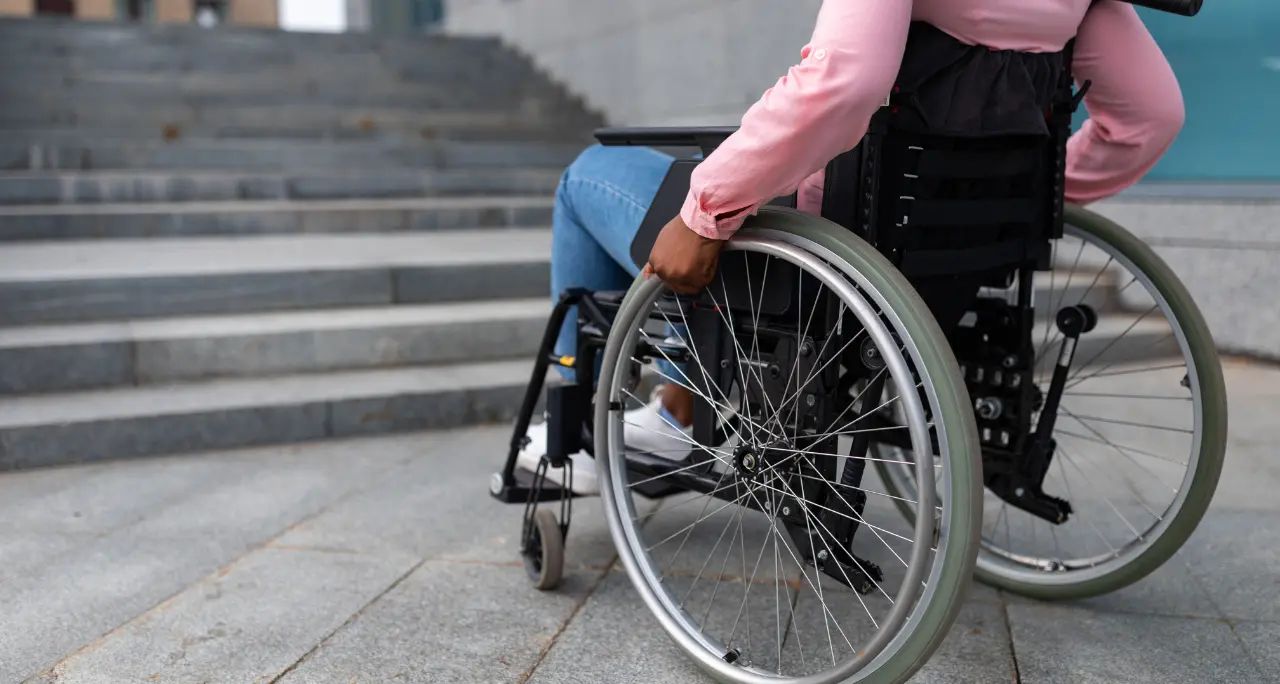 In Calabria ancora scuole poco accessibili per gli alunni con disabilità: male ascensori, porte e servizi igienici. Tutti i dati\n