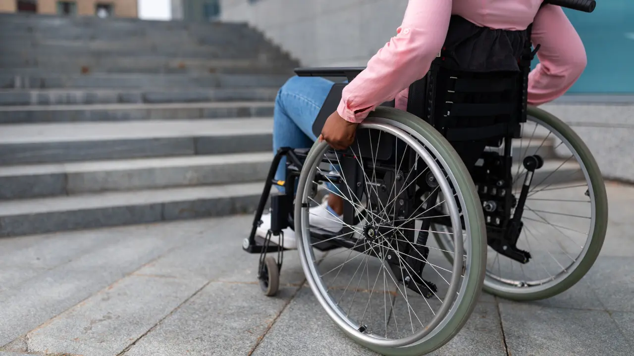 In Calabria ancora scuole poco accessibili per gli alunni con disabilità: male ascensori, porte e servizi igienici. Tutti i dati\n