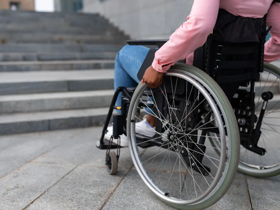 In Calabria ancora scuole poco accessibili per gli alunni con disabilità: male ascensori, porte e servizi igienici. Tutti i dati