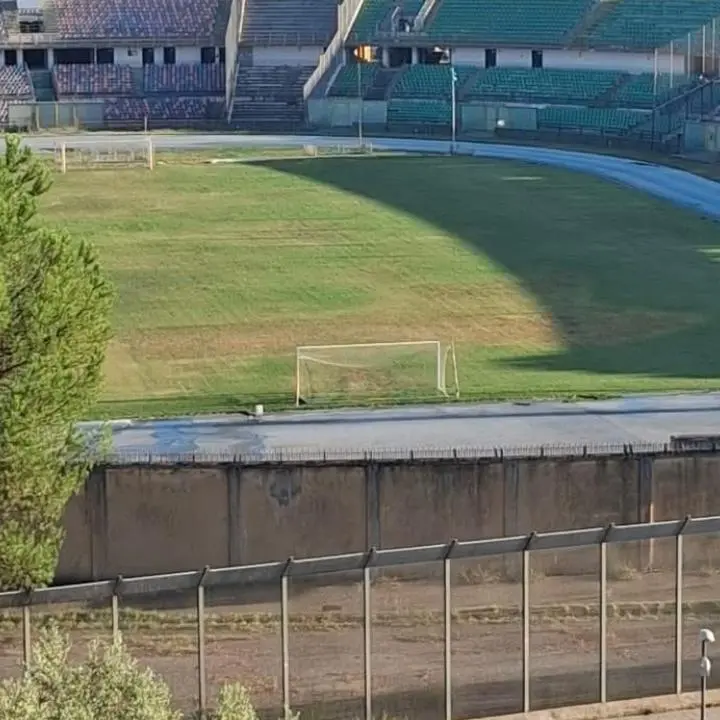 Il Cosenza riottiene lo stadio ma il campo è impresentabile: il “Marulla” è un disastro\n\n\n