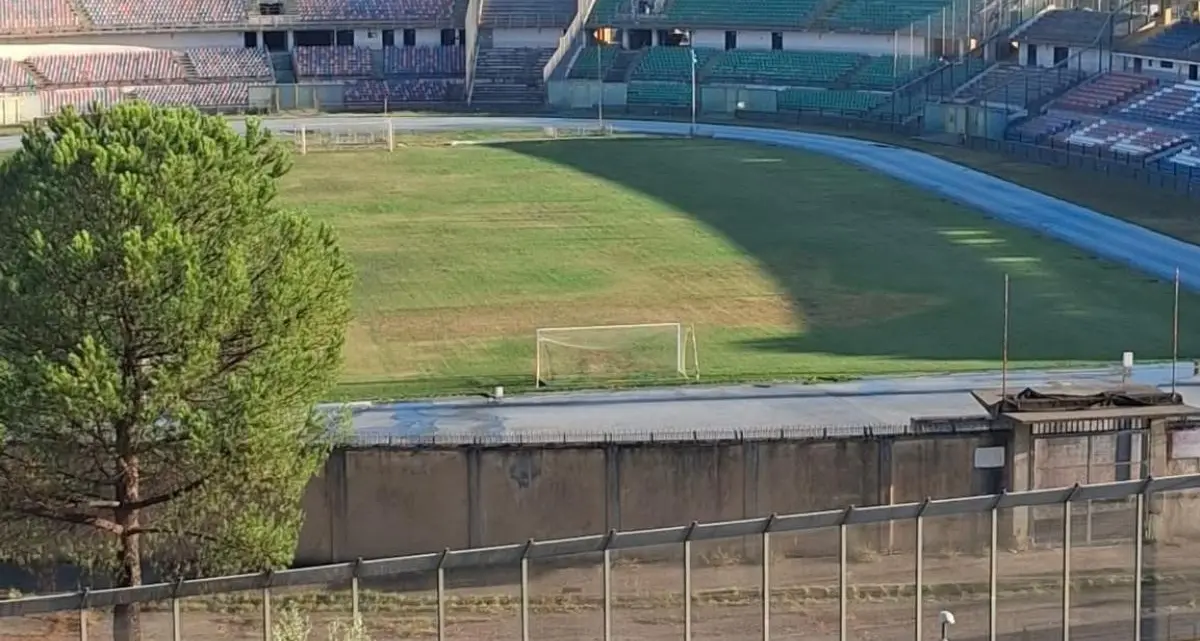 Il Cosenza riottiene lo stadio ma il campo è impresentabile: il “Marulla” è un disastro\n\n\n