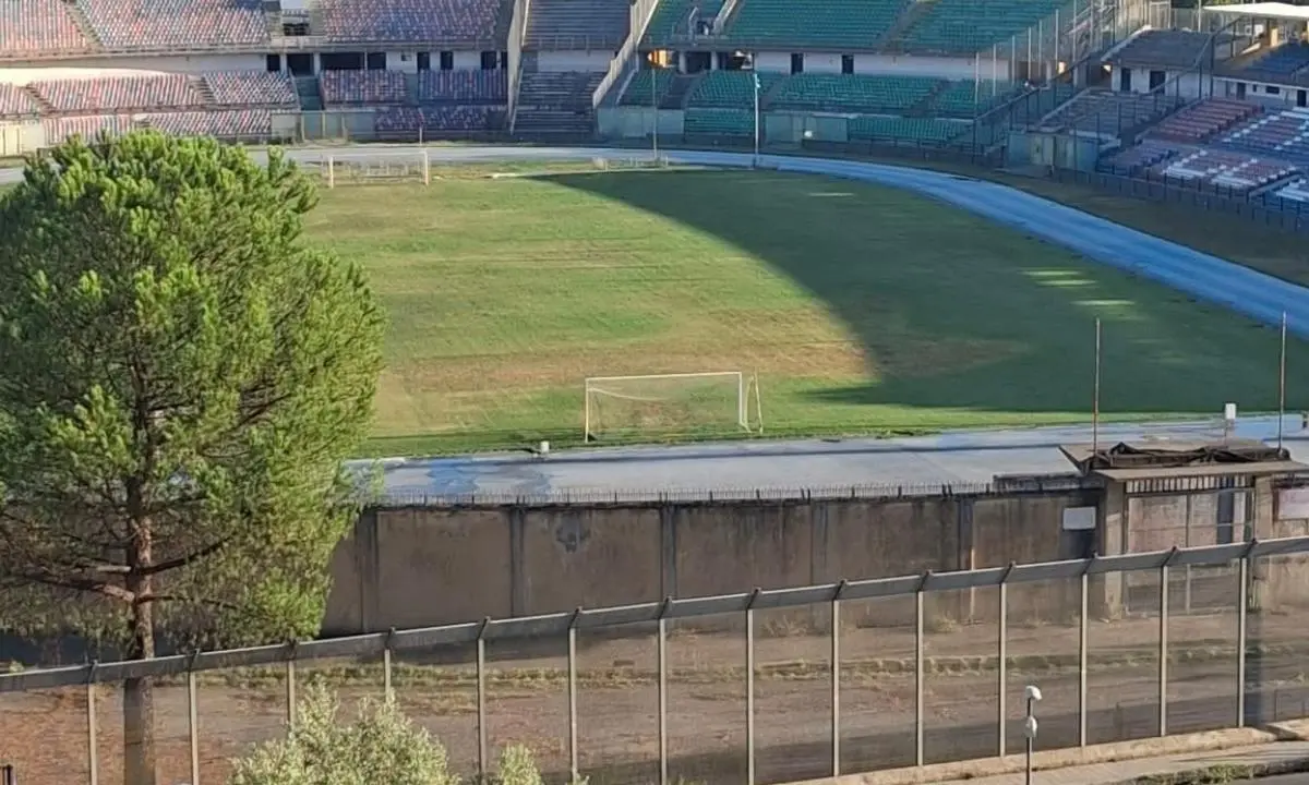 Il Cosenza riottiene lo stadio ma il campo è impresentabile: il “Marulla” è un disastro\n\n\n