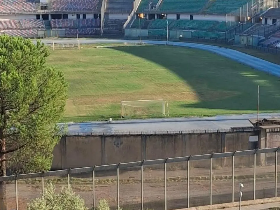 Il Cosenza riottiene lo stadio ma il campo è impresentabile: il “Marulla” è un disastro