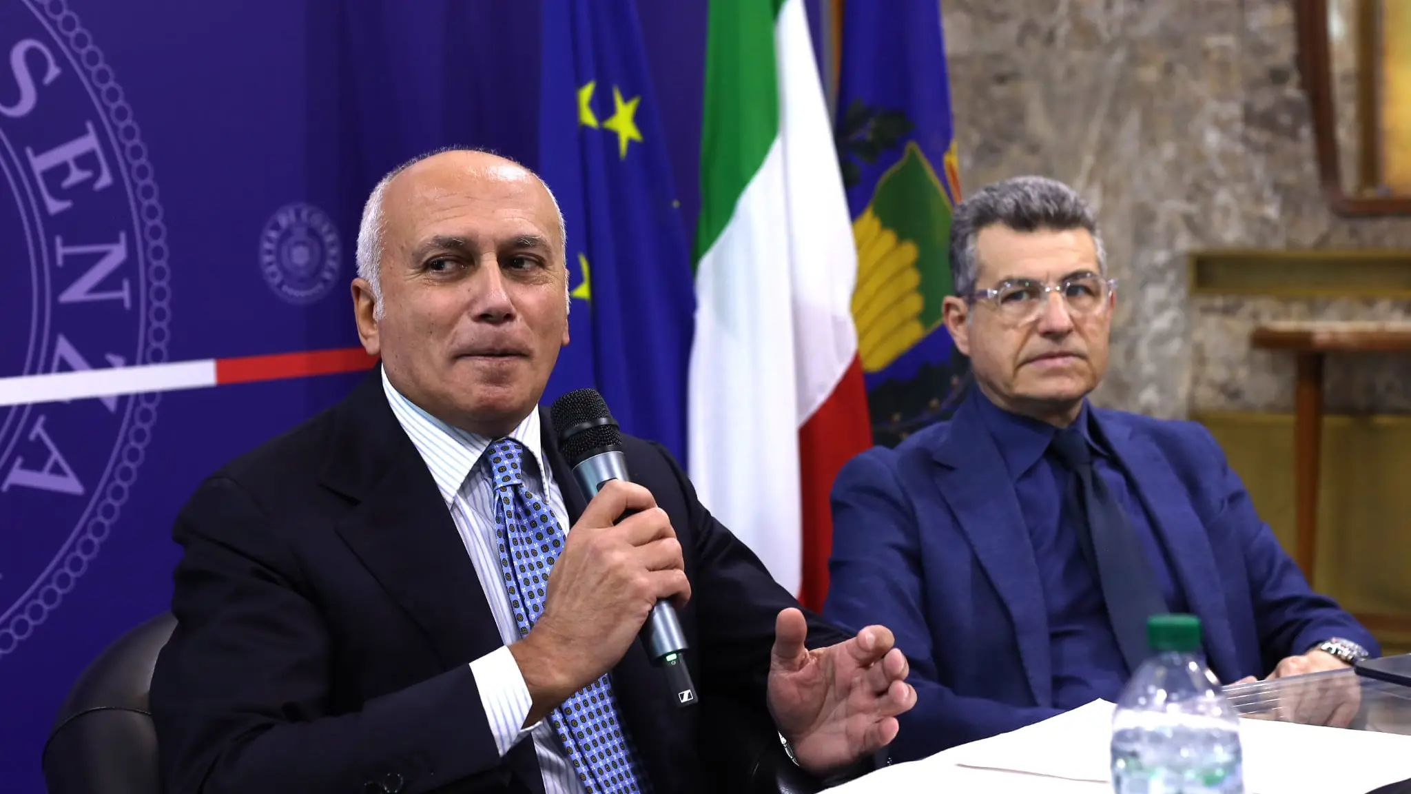 <p>Il sindaco di Cosenza Franz Caruso e il presidente del Consiglio comunale Giuseppe Mazzuca</p>\\n