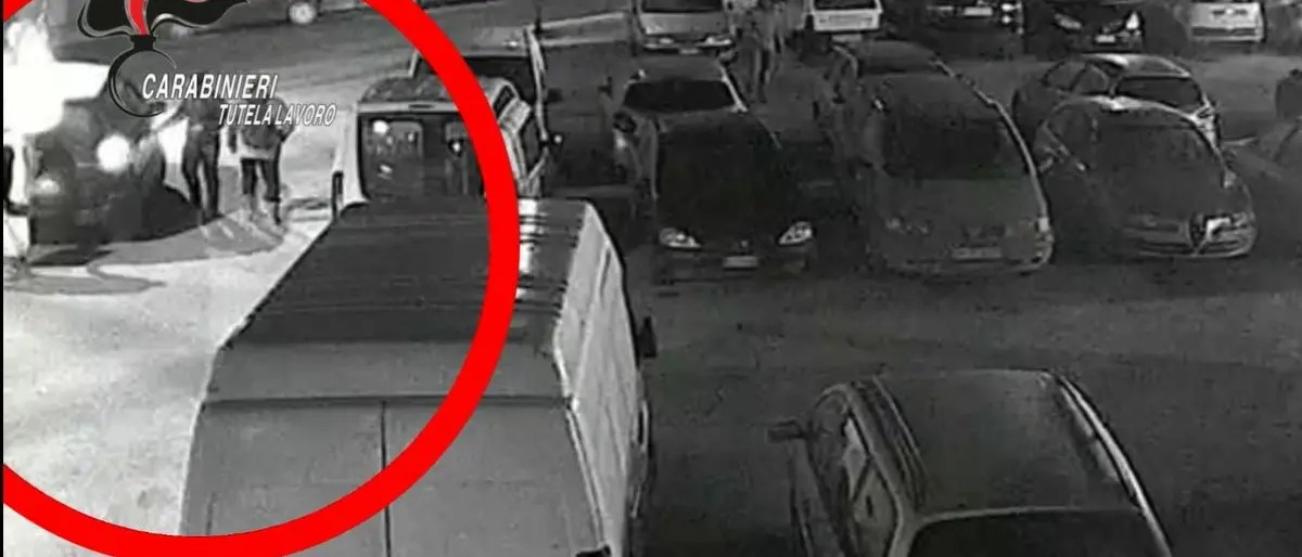 Piana di Sibari, venti fermi nell’inchiesta su caporalato, schiavitù e traffico di migranti | VIDEO\n