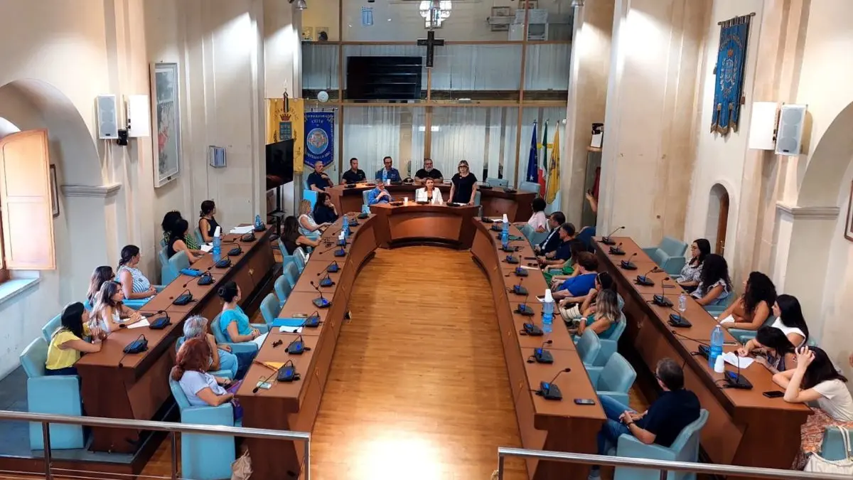 <p>Una fotografia della riunione del Tavolo permanente nella sala consiliare di piazza Anargiri</p>\\n