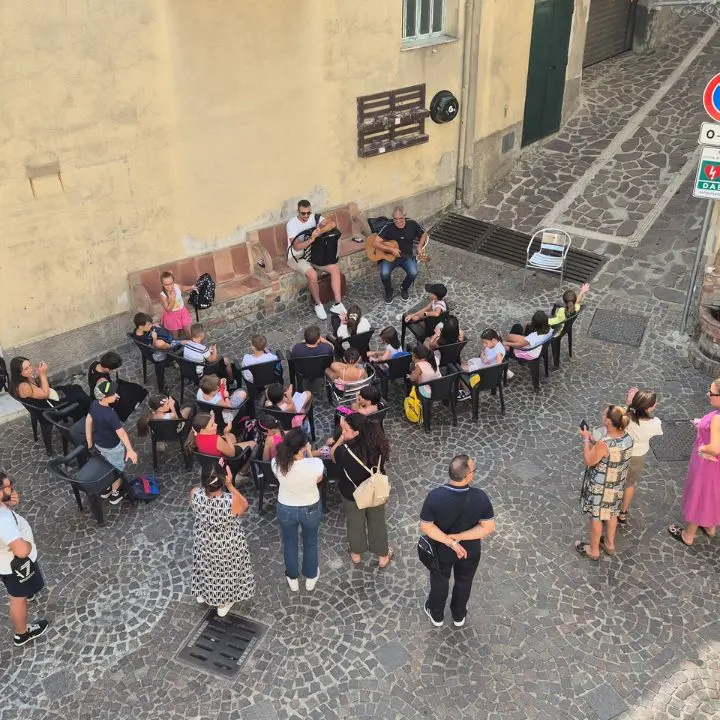 A Cropalati gli alunni riscoprono musica, dialetto e tradizioni con il progetto Cantastorie