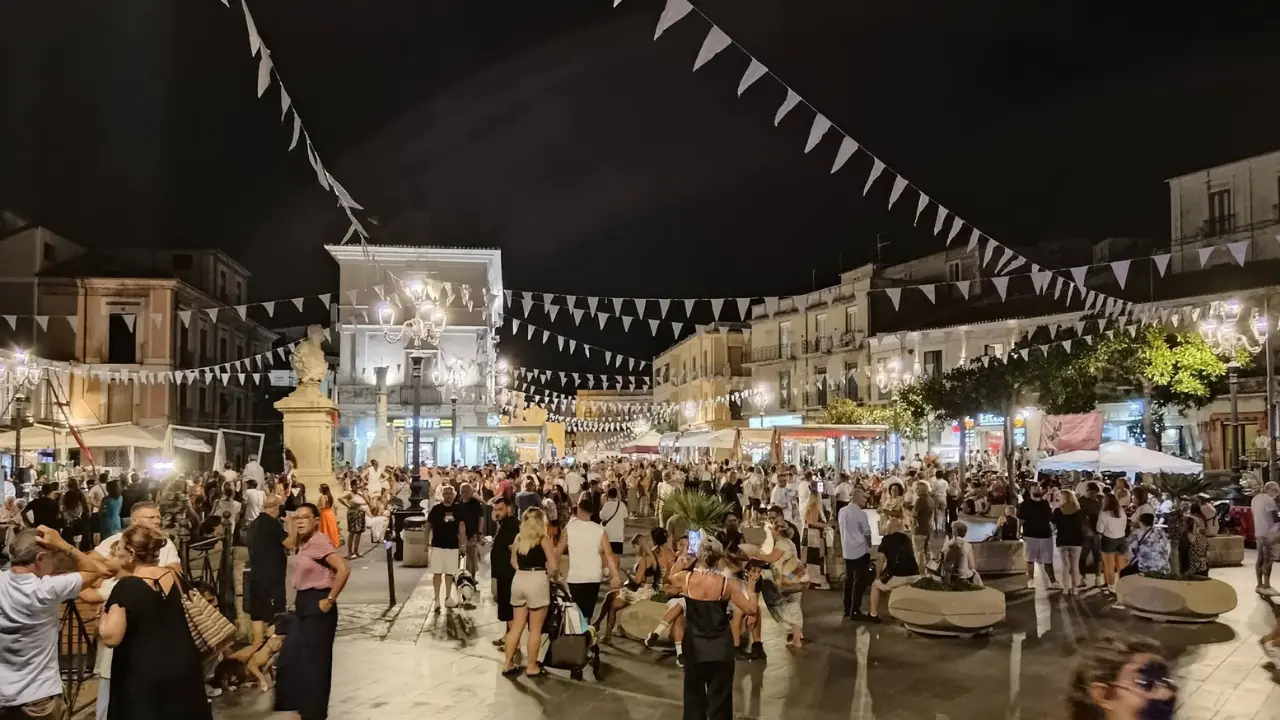 Notte Bianca a Pizzo, solidarietà e divertimento con “The Fairies Evening”: Ali di Fata ringrazia la città\n