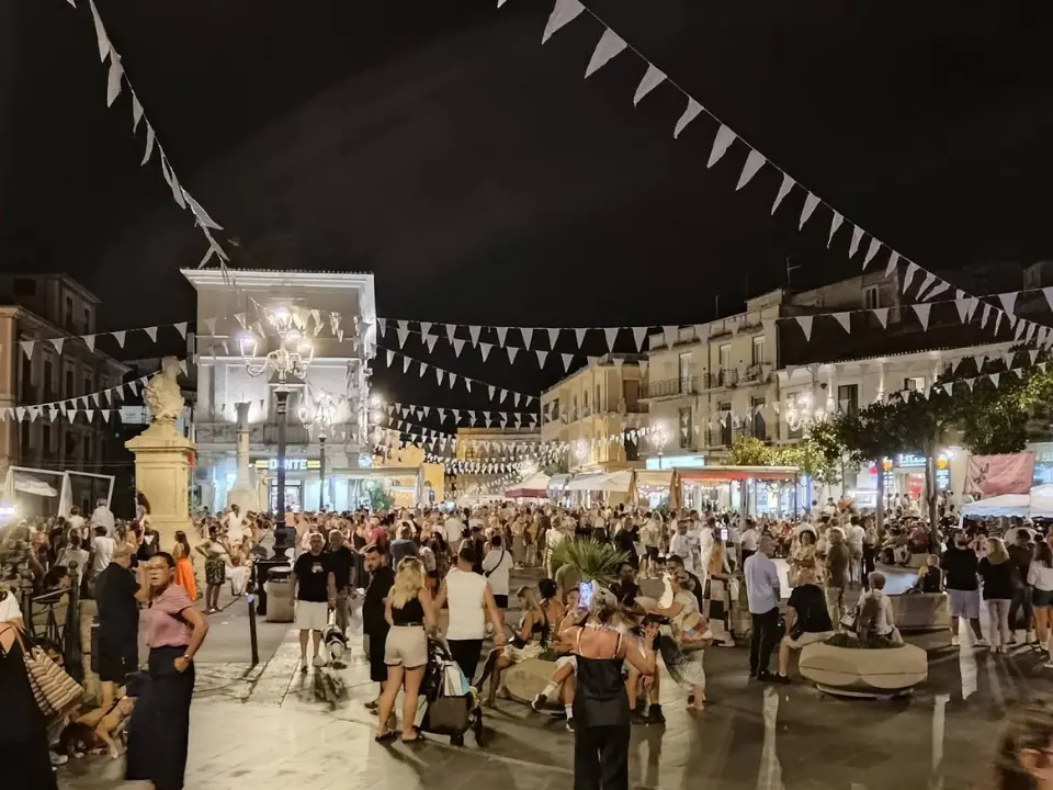 Notte Bianca a Pizzo, solidarietà e divertimento con “The Fairies Evening”: Ali di Fata ringrazia la città