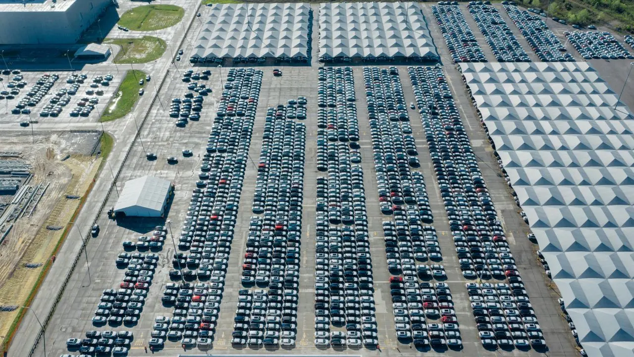 Il mercato cresce del 3,15% ad agosto: Stellantis accelera a doppia velocità rispetto alla media nazionale\n